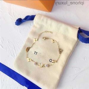 Women Designer Armband Chain Luxury Armband Gold Plated Fashion Trendy Pulsera Lock Flower Letter Pendant Diamond Cjeweler Love Charm Xupl