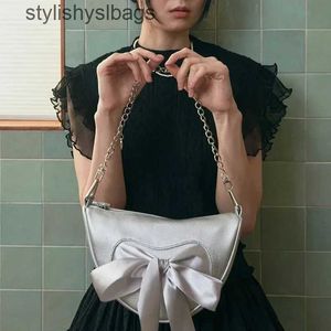 Torby na ramię koreańska wersja niszowej torby z browami dla damskich Modne szerokie pasek na ramię pojedynczy krzyż na ramię H240529