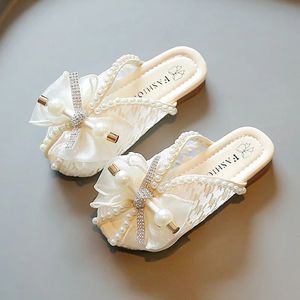 Kinder Mädchen Prinzessin Innenschuhschuhe Kinder Perle Mesh Butterfly Bow Design Sandalen mit weicher Anti-Rutsch-Sohle für Außen 240524