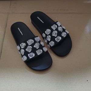 Ny modedesigner Högkvalitativ svart vit skarvstrand toffel för man och kvinnor Skjut enkel komfort Comfort Comantuplattform Soft-Soled Rubber Slipper DD0519D 36-45 19