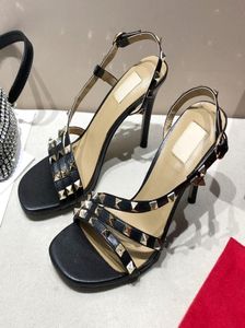 2020 New Fashion Высококачественная женская стилевая каблуки на каблуках Sandale Metal Crivet Coremer Ladies Ladies Sandals2488631