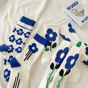 Skarpetki dla dzieci 2023 AUTUNMN Women Sweet Korean Fashion Stockings Dziewczyny Dziewczyny Blue Floral Print Japońskie kawaii urocze wysokie skarpetki D240528