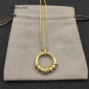 Dy Long Designer Halsband Kvinnor Twisted High Quality Necklace For Men Pendant Retro Woman Jewely Necklace Classic Pearl Accessories