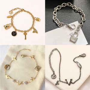 Designer -Armbänder Ketten Klassiker nie verblassen Frauen Armreifen 18K Gold plattiert Edelstahlkristallliebhaber Geschenk Armband Manschettenkette Desi Rtgx