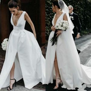 Romantic Deep V-Neck Arabic Satin Wedding Dresses Ball Split Backless Plus Size Saudi Country Custom Vestido de novia Formal Bridal Gow 331V