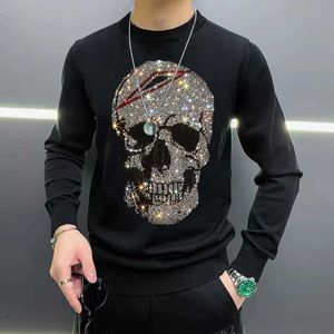 Mäns tröjor Ny design Mens tröja Het diamantmönster Shiny Skull Sports Fitness Warm Top Plus Size Q240527