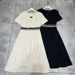 Grundläggande avslappnade klänningar Designer 24 Spring/Summer New Round Neck Dress Slim Letter Weaving Ribbon Triangle Decoration Foldad kjol Hem fashionabla och mångsidiga 82ky