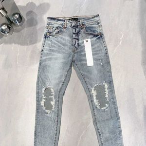 Mäns jeans Purple Roca-märke jeans är fashionabla och förstklassiga med ett toppgata hål masochistiskt och reparerat och låg stigande täta montering jeans J240527