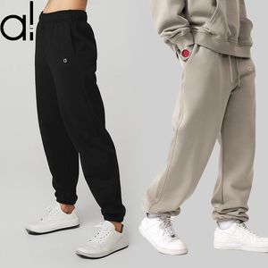 Pan pantaloni sportivi di fitness rilassati ad al yoga con schede unisex Studio-to-Street Weekend Jogger Solti di abbigliamento sportivo Silver 3D Logo