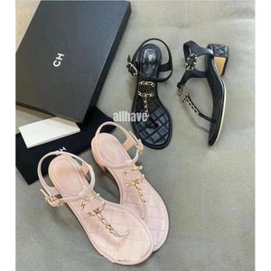 New Flats Sandal Women Shoes 2024 Summer Beach Clip Toe 슬라이드 고급 브랜드 디자이너 Flip-Flops Quilted Chainsandals Low Heel Women Slippers CHTN 35-41