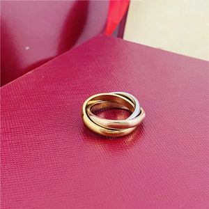 Ring Designer Pierścień luksusowe pierścionki biżuterii dla kobiet alphabet potrójne pierścionek projekt mody biżuterii Walentynki Prezent Wszechstronny Pierścienie bardzo opcjonalne szie 5-10 bardzo dobrze