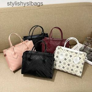 Cross Body Totes Korean version Trendig och fashionabla EMED -mönster Diamond Checkered Shoulder Tote Bag Simple Crossbody Handbag H240529