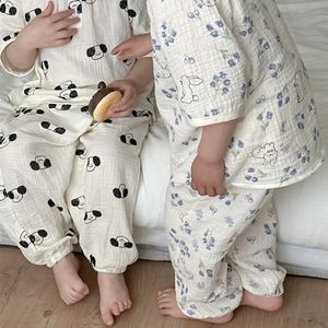 Summer barn hemsuits flickor koreansk stil söt mjuk bambu fiber bomullsgarn pyjamas set barn pojkar set barn kläder 240528