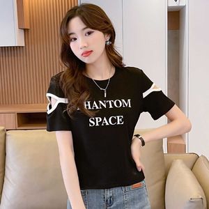 Koreansk version ihålig lapptäcke design kortärmad kvinnors topp sommar kort tryckt t-shirt kvinnors främre axel bantning halvärmad t-shirt