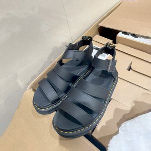 Toppkvalitet Slid gummi Sliders Pool Sandal Luxury Loafer Designer Mule Beach inomhus utomhussko man Platform Tazz Womans Sandale Summer Cool Shoes Casual Slipper