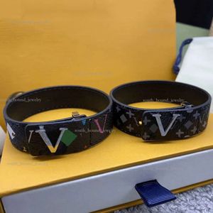 Louiseviution Armband Designer Flower Armband för män som öppnar LVSE Kvinnor Bangles Elegant modemärke Bruna läderarmband med bokstäver smycken 391