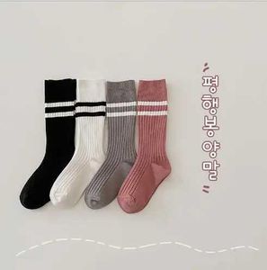 Kids Socken 3pairs Pack 1-8 Jahre Herbst Parallel Bars Jungen und Mädchen Tube Socken gestreift Kämmerte Baumwollkinder-Socken D240528