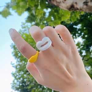 Pierścienie klastra 2024 Modna punkowa czerwone usta kształt żywiczny palec palec usta lip akrylowy pierścionek dla kobiet dziewczyny imprezowy biżuteria