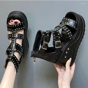 Sandálias 2024 Wedge Mulheres 10 cm de altura Lady Gothic Punk rebite Back Zip Fashion Shoes feminino Hollow Out Bot 35-43