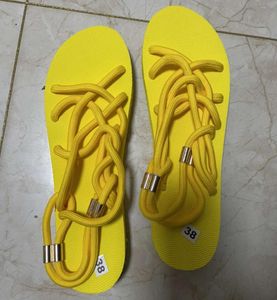 디자이너 Crosstied Sandals 여성 평평한 열린 발가락 슬라이드 편안한 안티 슬립 노새 섹시한 노란색 가벼운 무게 신발 얇은 바닥 flip7309252