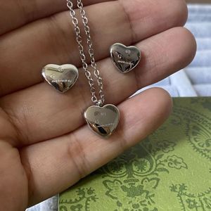 بدون مربع نساء قلادات فاخرة أقراط الألوان الفضية G رسالة Titanium Steel Necklace Simple 3D Heart Orains مجموعات أزياء للأولاد الفتيات