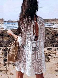 Grundläggande avslappnade klänningar som passar Bohemian Summer White Dress Womens Tuned Swimsuit Holiday Solid Sexig Beach Cover Backless Retro Pareo Vesidos J240527