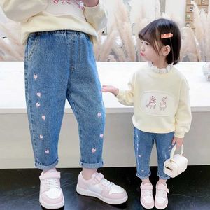 Pantaloni per ragazze dei pantaloni primaverili e autunno 2024 pantaloni per bambini abiti primaverili jeans pantaloni elastici ricamati Y240527