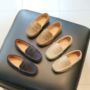 Sneakers pojkar loafers småbarn barn mode läderskor slip-on barn lägenheter klassiska vårens höstflock mocka tyg moccasins mjuk q240527