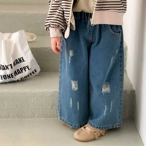 Byxor 2024 Spring Baby Girls Solid Color Ripped Jeans Barn Soft Loose All-Match Denim Wide Leg Pants Y240527