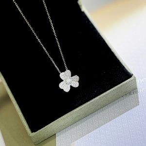 Modern Simple Van Necklace Classic Charm Design för älskare S925 Silver Clover Full Diamond Necklace Light Luxury Classic och DST9