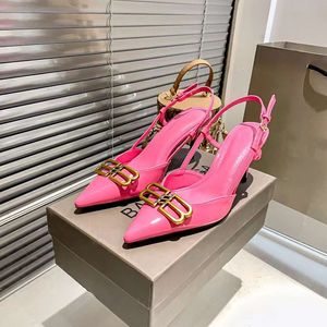 Modefrauen Sandalen trendy Cagole 90 mm Pumpen Italien Luxusspitze Zehen Pink Leder Gold Metall Buchstaben verschönerte Designer Bankettparty Sandale High Heels EU 35-42