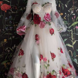 Koronkowe róże hafty haftowe z ramiączką księżniczka długa suknia ślubna gorset puffle tiulowa spódnica wysoka sukienka 0528