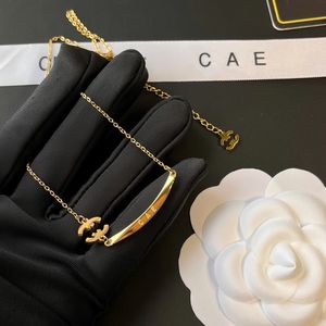 Lyxvarumärke armbågsbrev hänge halsband designat för kvinnor lång kedja 18k guldpläterad halsband designer smycken utsökta tillbehör 258o