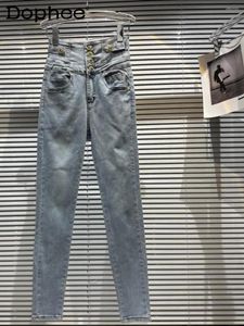 Kvinnors jeans 2024 Spring Summer Metal Buttons Skinny Slant High midja Women Bottoms Elegant Socialite Blue Pencil Denim Pants