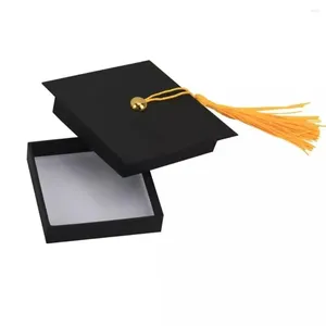 Embrulhar presente pós -graduação na caixa de cartões de desenho animado parabéns parabéns jóias de estação de formatura preta