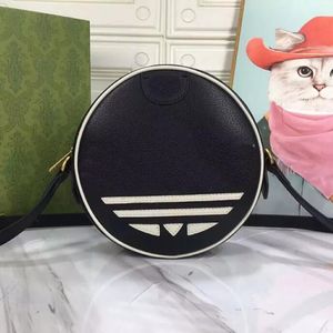 Designer Round Crossbody Bag Women co-märkta handväskor Purse äkta läder mode bokstäver toppkvalitet axelväskor cirkulär hand wa 243o