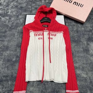 Designer MI24 Frühes Frühling Neues Jahr Red Letter Jacquard Muster gebratener Teigverdrehungen Knoten mit Kapuze mit Zipper -Strick -Top