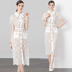 Sommer neuer atemberaubender und eleganter Metallschnalle Blume Wasser Lösliches Spitzen Binden Sie weißes langes Kleid mit Gürtel zusammen