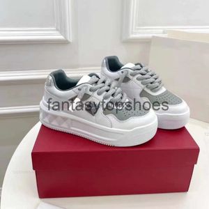 Thick White Valentine VT V-buckle Valentine Shoes Valentines Rivet Mens Sports Designer Couple Shoe Style Casual Sneaker Womens Same Sole Colored Small MTOG 2EOY