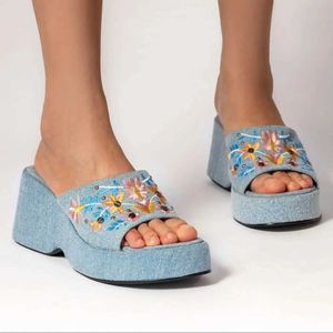 Slippers New womens summer denim elegant thick soled embroidered sandals fashionable indoor slippers H240527