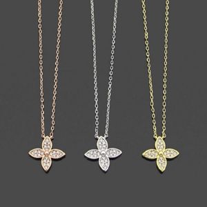 Womens Designer Necklaces Iced Out Pendant V Letter Fashion Four-leaf Clover Necklace Jewelry 2791