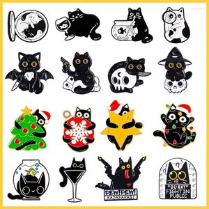 Brosches Cartoon Punk Magic Black Emamel Pins Christmas Tree Fish Ving Glass Pistol Kitten Brooch Badge Trendy Fun Lapel smycken