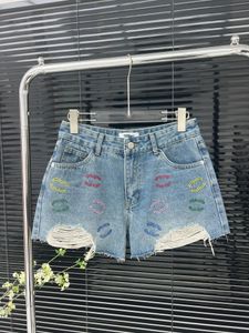 Jeans femininos de ponta, shorts bordados de cor curta, design clássico bordado, cheio de personalidade, formato de perna altamente embelezado, versátil