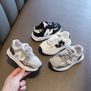 Sneakers rindu transgraniczne jesień nowe buty dla niemowląt miękkie buty dla chłopców i dziewcząt koreańskie buty skórzane koreańskie buty sportowe Q240527