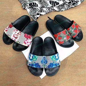 Designer sandals Ltaly Slifori Parigi Nuove vetrini di gomma sandali Brocade floreale da donna Scifezione Flip Flip Flop