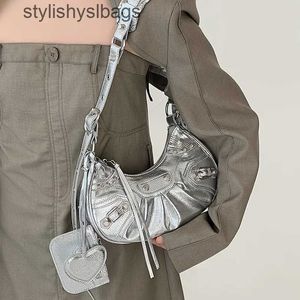 Torby na ramię Nowe modne i modne motocyklowe torby pod pachami z nitowymi frędzlami wysokiej jakości plisowane crossbody h240529