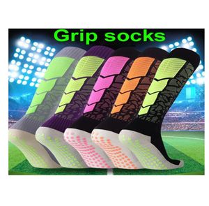 Billiga vanliga fotbollsstrumpor White Black Red Green Yellow Soccer Grip Socks Whole1395195