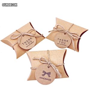 100 st mycket söta Kraft Paper Pillow Candy Box Wedding Favors Gift Candy Boxes With Tags Home Party Birthday Supply T200115 256L