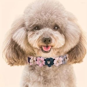 犬の首輪革の花の花のパターンとブリングラインストーン蝶ネクタイデザイン犬と猫ファッションアクセサリーペット