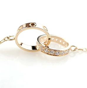 V Gold Material Luxury Quality Charm Pendant Halsband Två runda form med diamant i två färger pläterade har Velet Bag Stamp V4